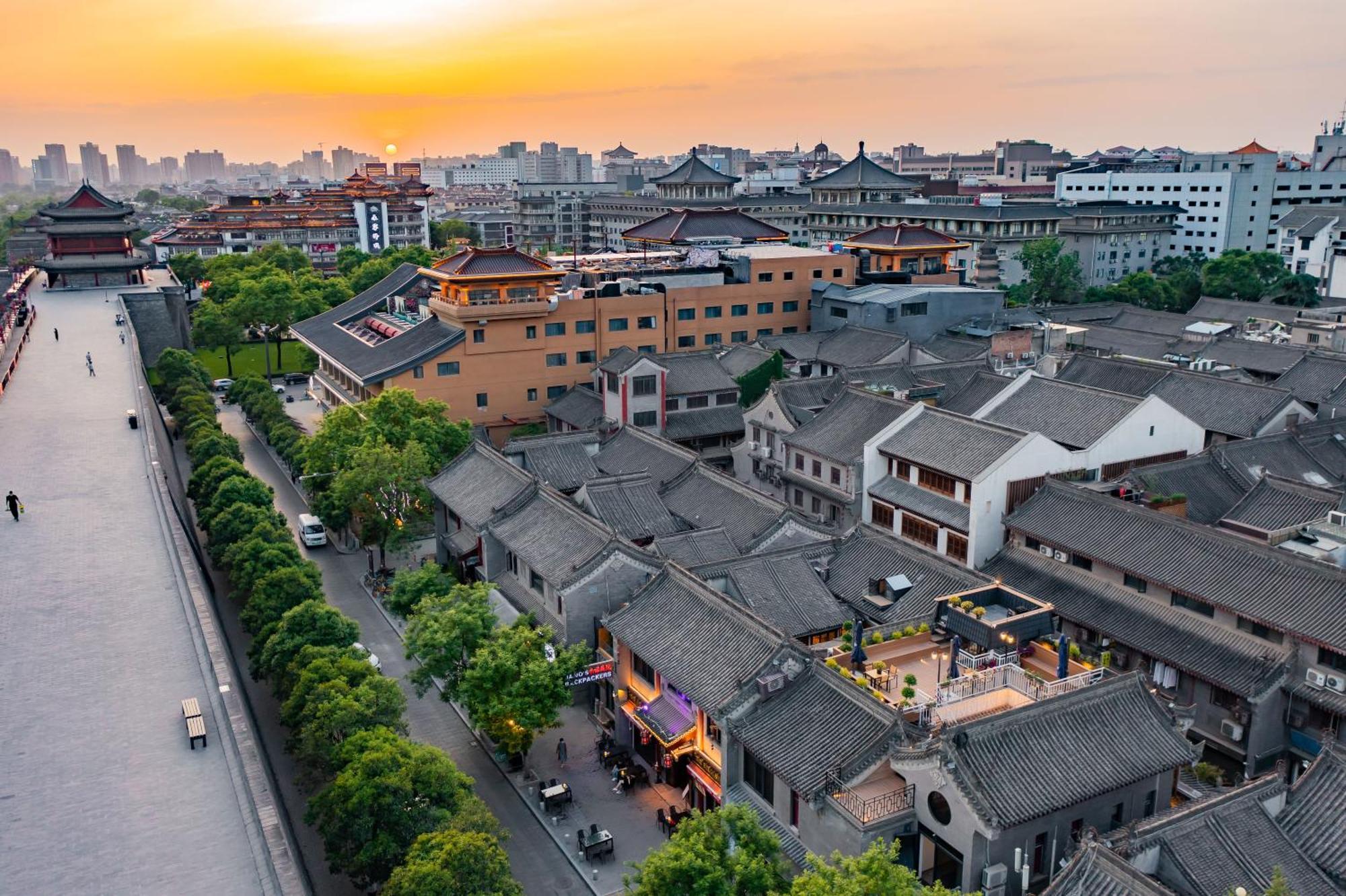 Joke Inn Xian Bagian luar foto